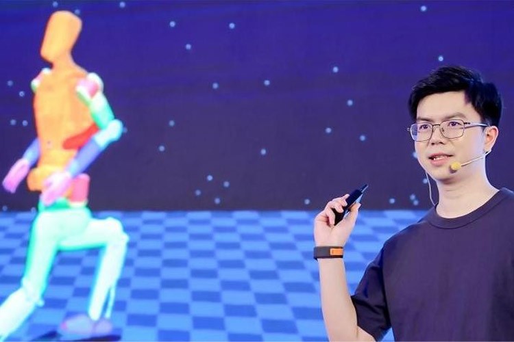 天才少年稚晖君智元机器人走路进场！AI模型做大脑，目标售价20万以内